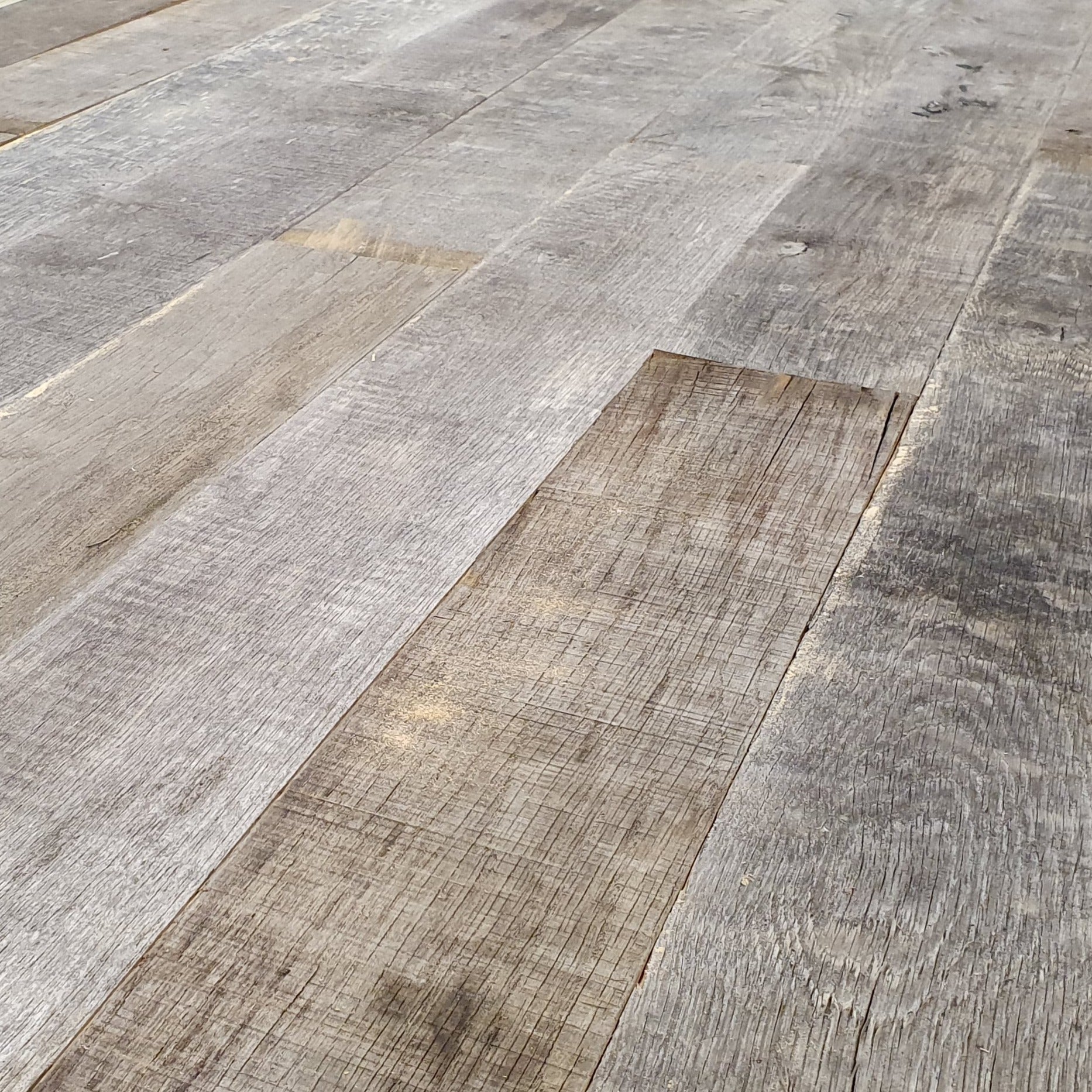 Herontdek de schoonheid van gerecycled hout: deze Europese Eiken planken bieden een authentieke "Barnwood" uitstraling.