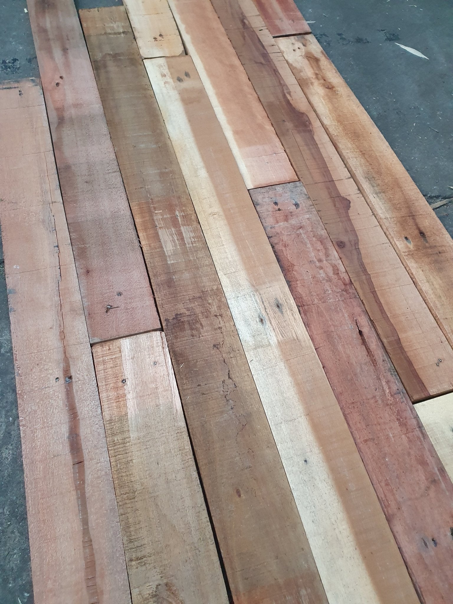 Duurzaam bouwen met aandacht voor detail: De recupwood planken, zorgvuldig ontnageld en voorbereid voor uw project