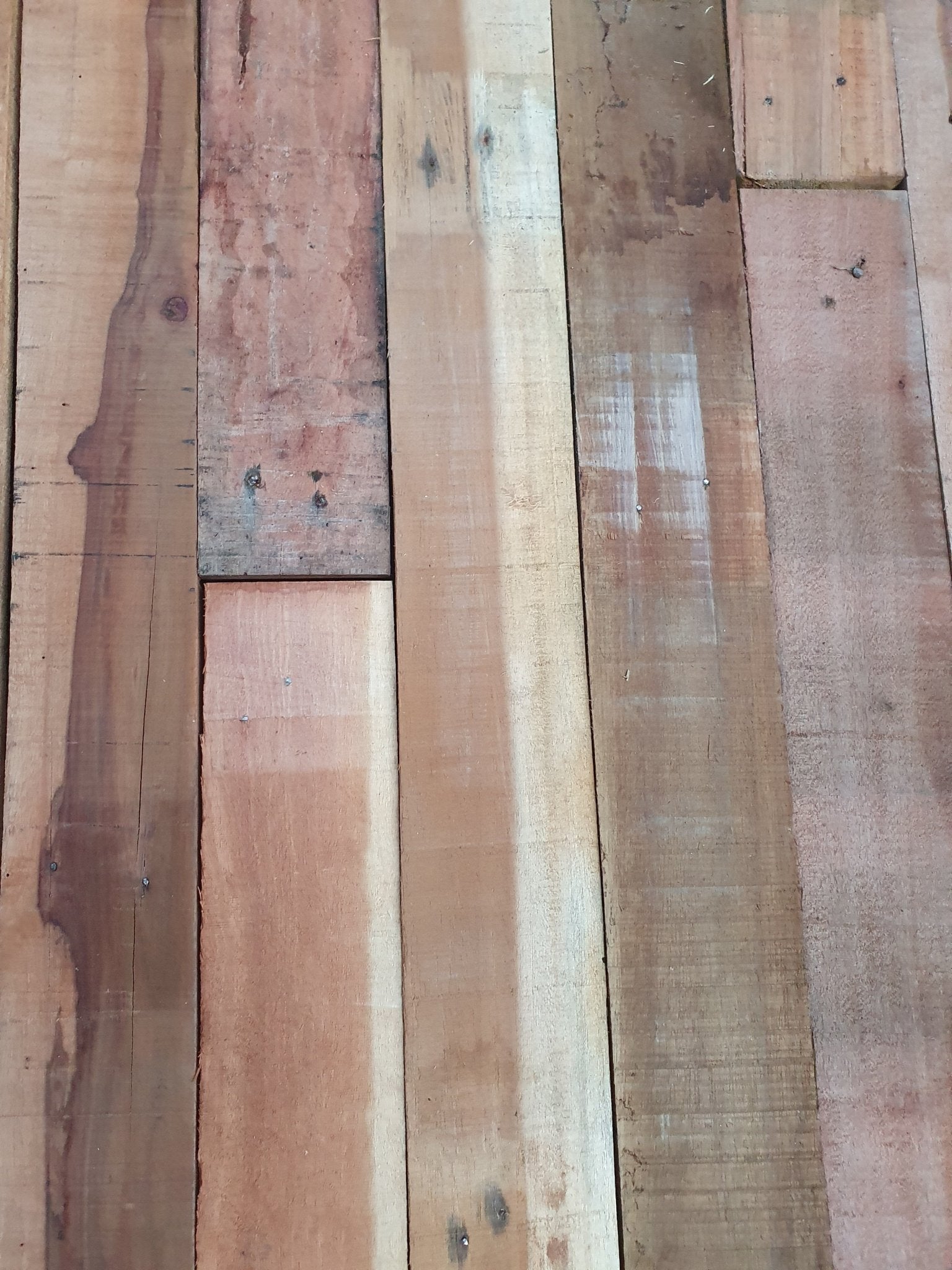 Duurzaam bouwen met aandacht voor detail: De recupwood planken, zorgvuldig ontnageld en voorbereid voor uw project.