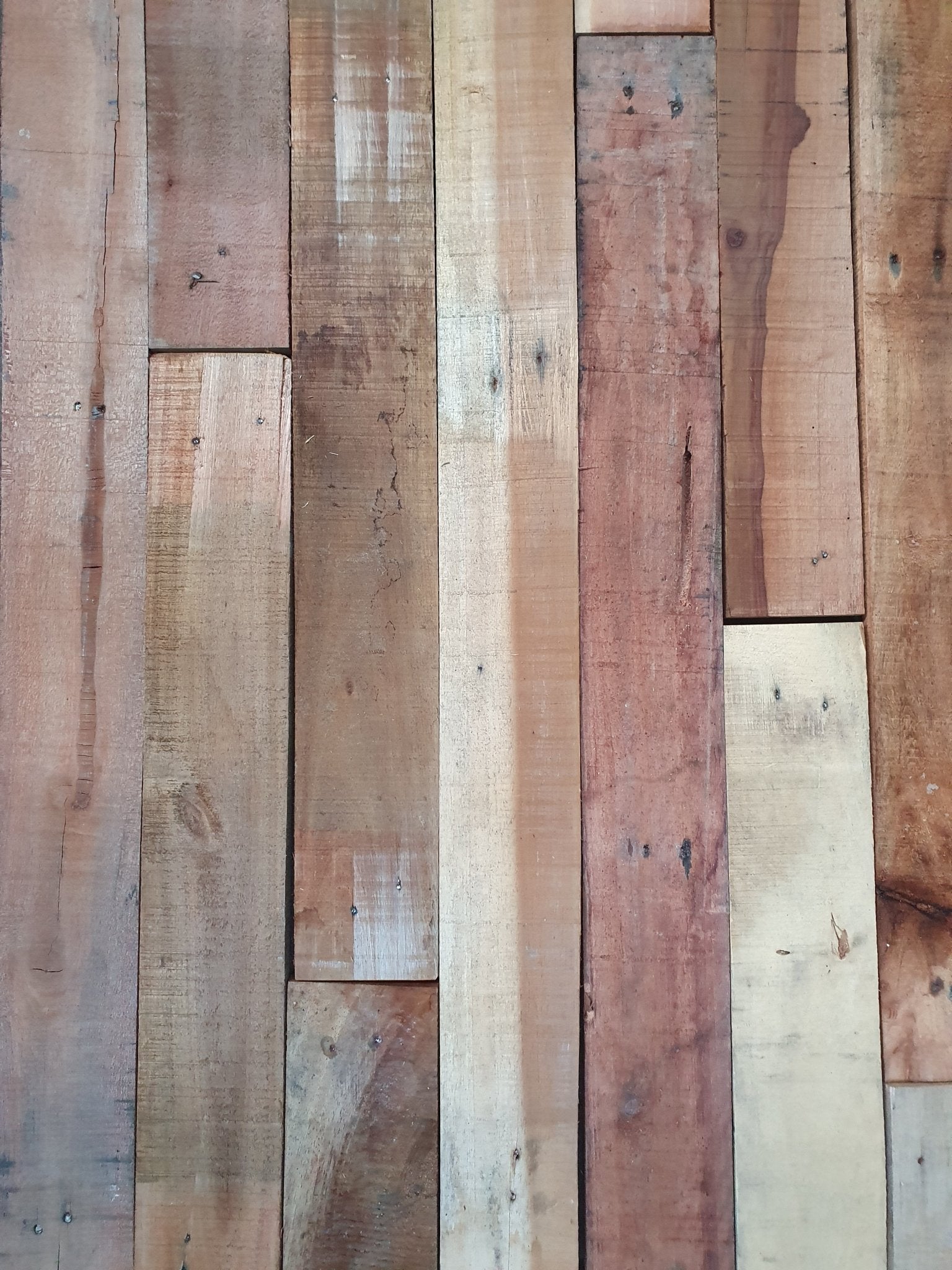 Ontdek de schoonheid van gerecycleerd hout: Proefpakket met de unieke esthetiek van de Taipei planken.