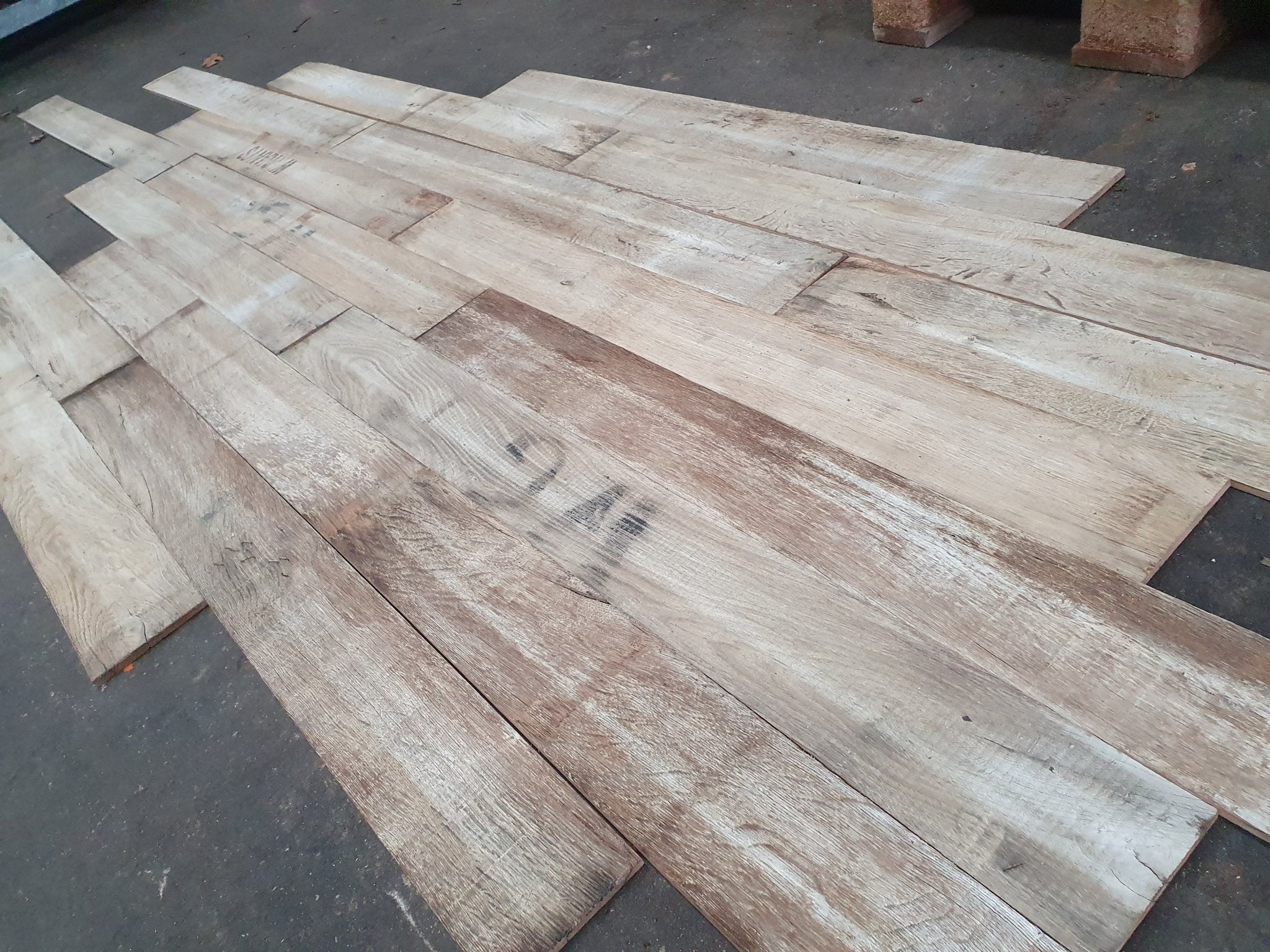 De charme van oud hout herleeft in deze "white wash" planken van Europese Eik. Een milieuvriendelijke keuze voor circulair bouwen.