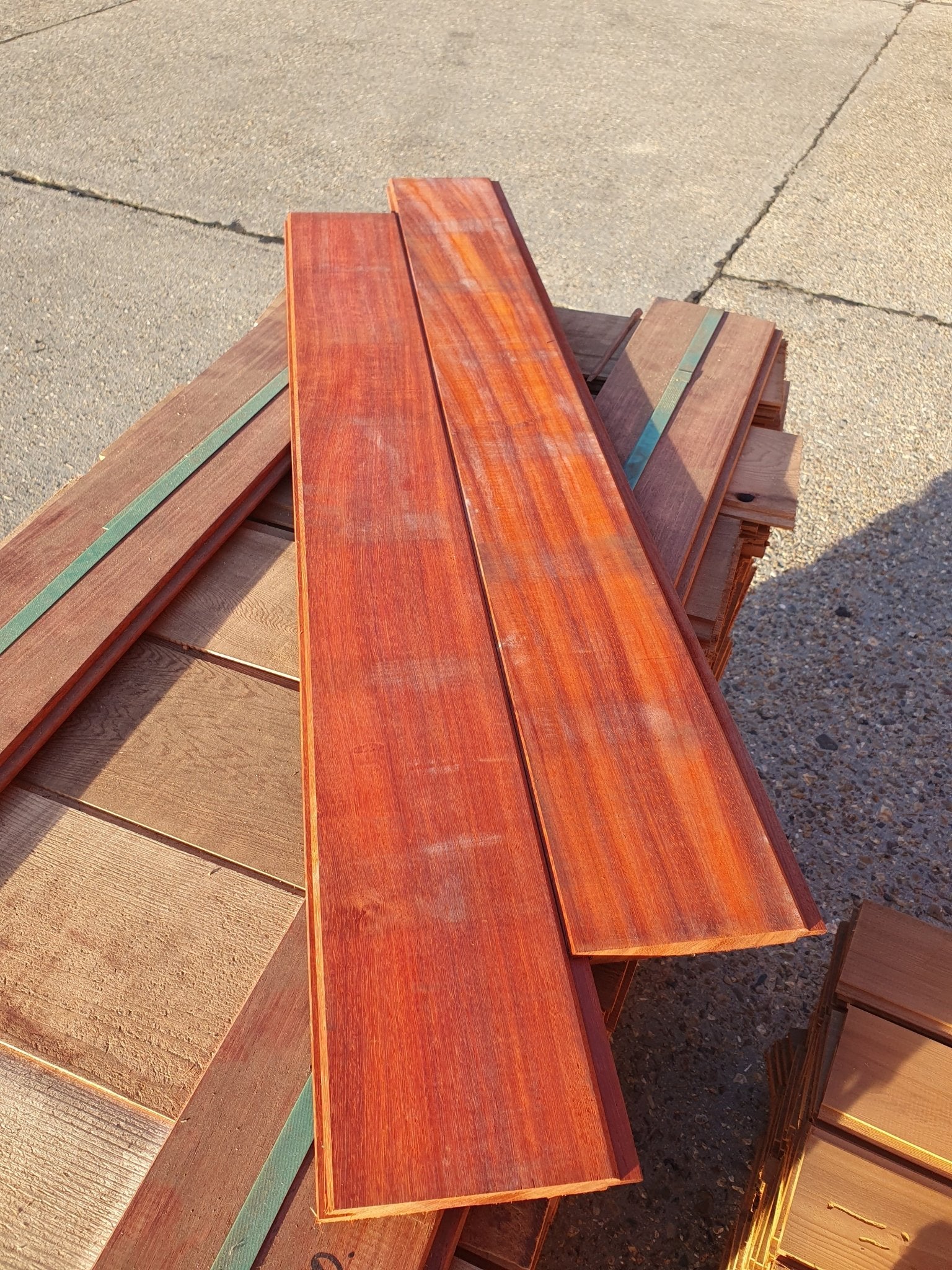 Compacte Padouk gevelplanken, de perfecte keuze voor wie de natuurlijke schoonheid van hout waardeert.
