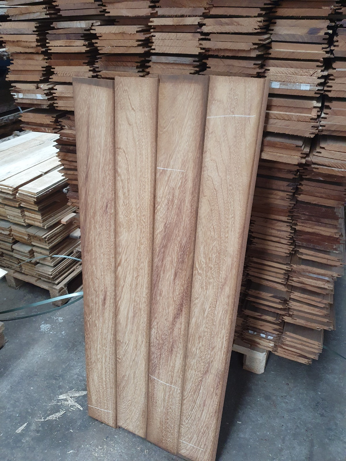 Ontdek de schoonheid van imperfect hout met het gratis Iroko Planchetten proefpakket, betaal alleen de verzendkosten.