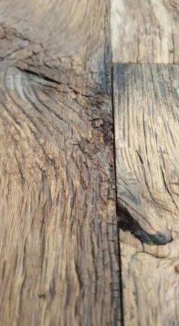 Nagelkop zichtbaar: Een knipoog naar het verleden, een detail dat elk stuk hout uniek maakt.