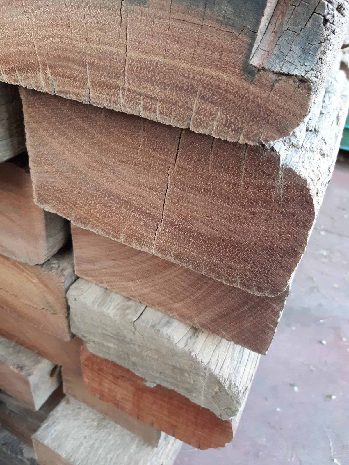 Gerecycleerd hout voor schuttingen: Combineer privacy met duurzaamheid.